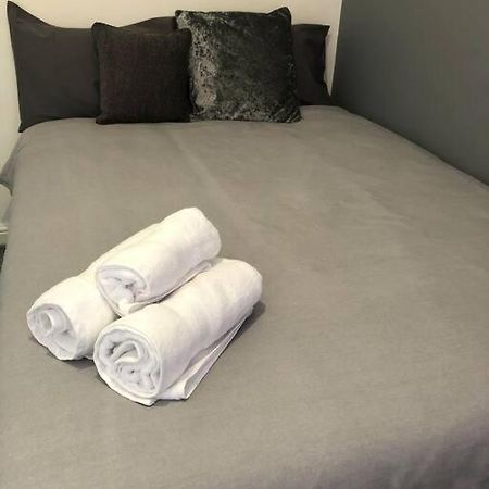 Appartamento Simple And Sweet, Flat On Lewis Street - 1 Br Stoke-on-Trent Esterno foto